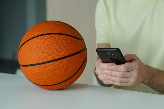 Αν σκέφτεστε να κάνετε τα πρώτα σας βήματα στο συναρπαστικό κόσμο των στοιχημάτων μπάσκετ, ακολουθούν μερικές χρήσιμες συμβουλές για τα στοιχήματα μπάσκετ για αρχάριους.